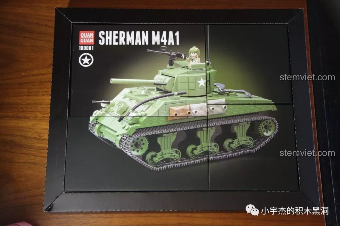 Bên trong hộp bộ xếp hình Xe tăng Thế chiến II Sherman 100081 là các hộp nhỏ phân chia theo bước lắp ráp.