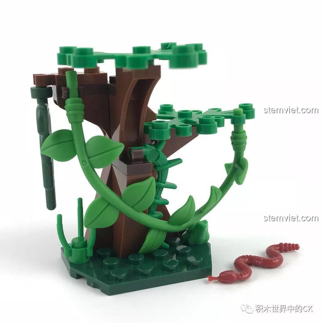 Mô hình cây cối và con rắn trong bộ lắp ráp Sembo SD9511, tạo nên bối cảnh cho cuộc giải cứu trong rừng.