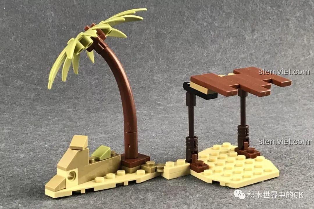 Mô hình bối cảnh sa mạc trong bộ SEMBO 603013 với cây cọ và mái che đơn sơ.