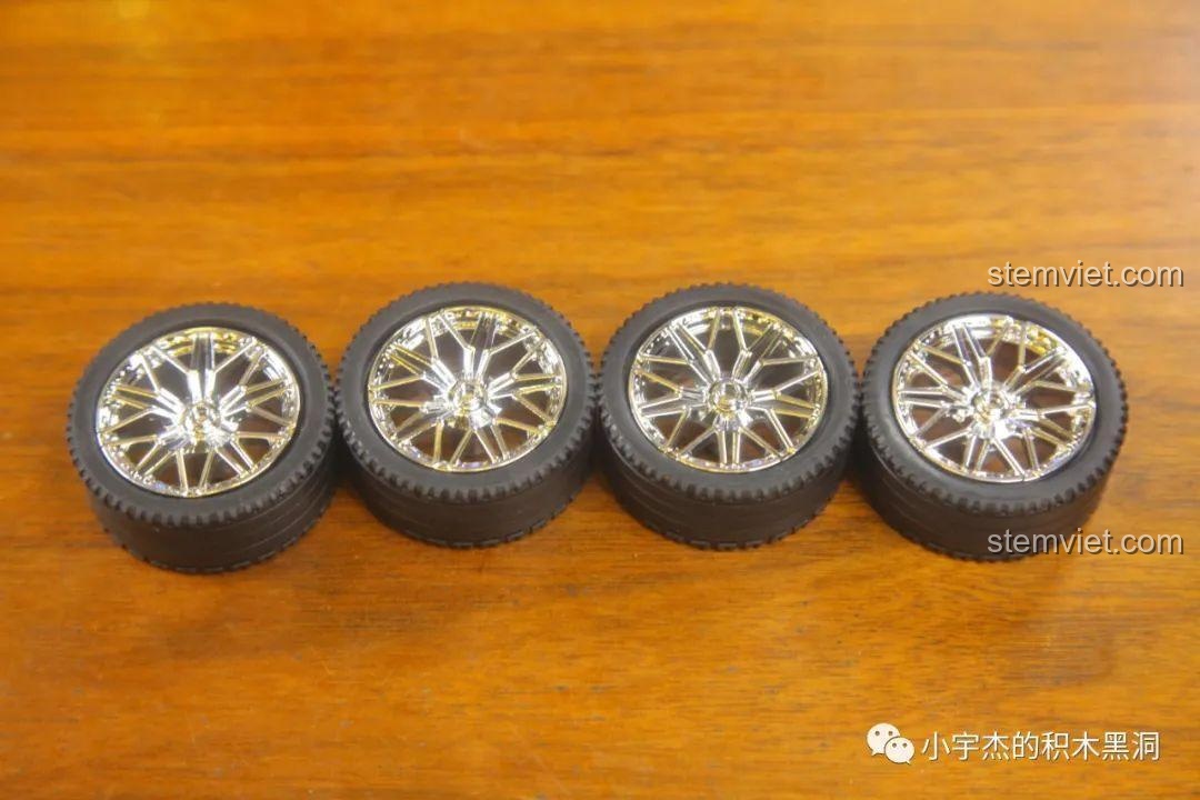 Bốn bánh xe của mô hình KBOX 10214 đã được lắp ráp hoàn chỉnh, sẵn sàng gắn vào thân xe.