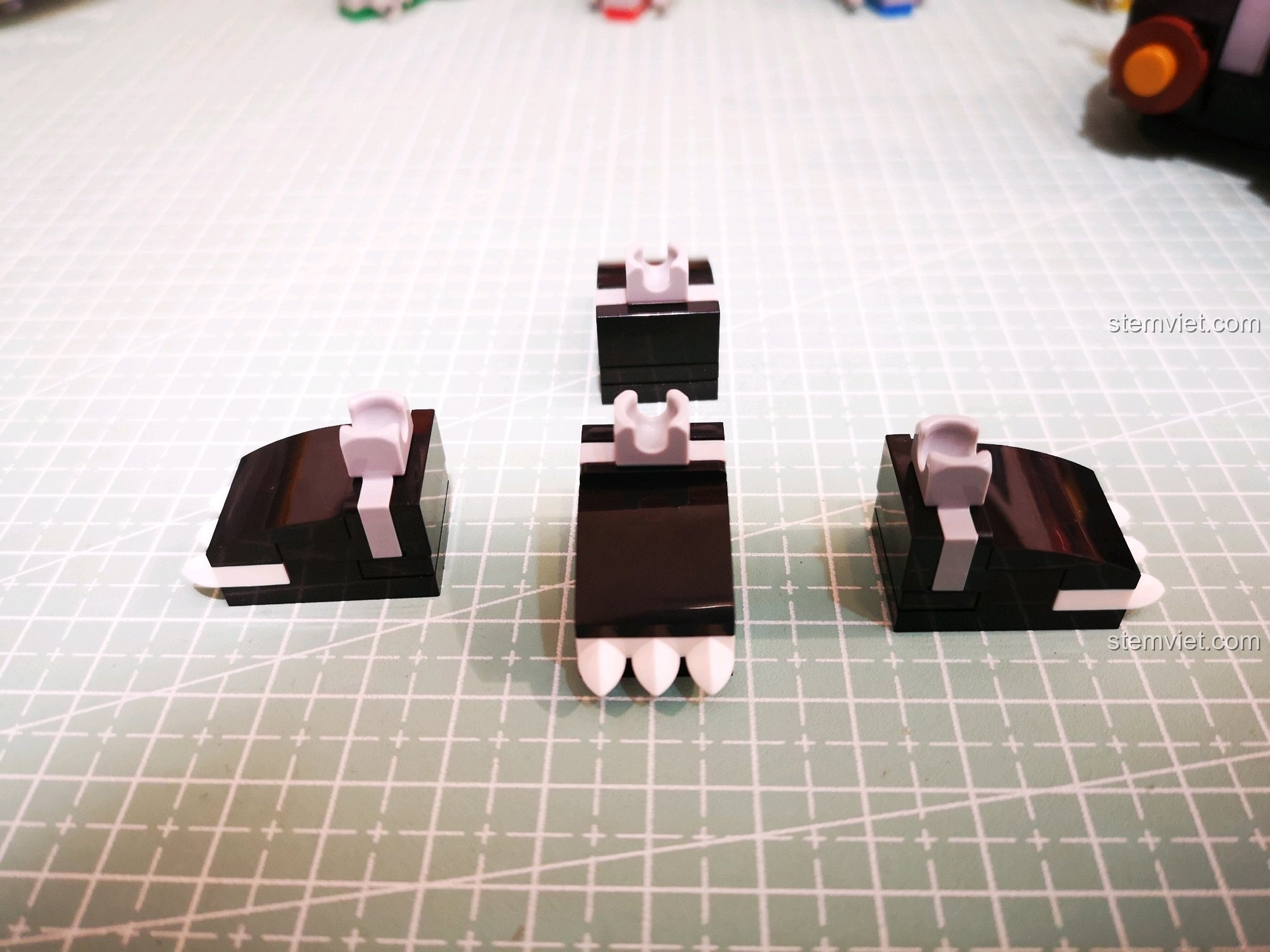 Bốn chiếc chân của Sư tử Đen được lắp ráp riêng trước khi gắn vào thân.