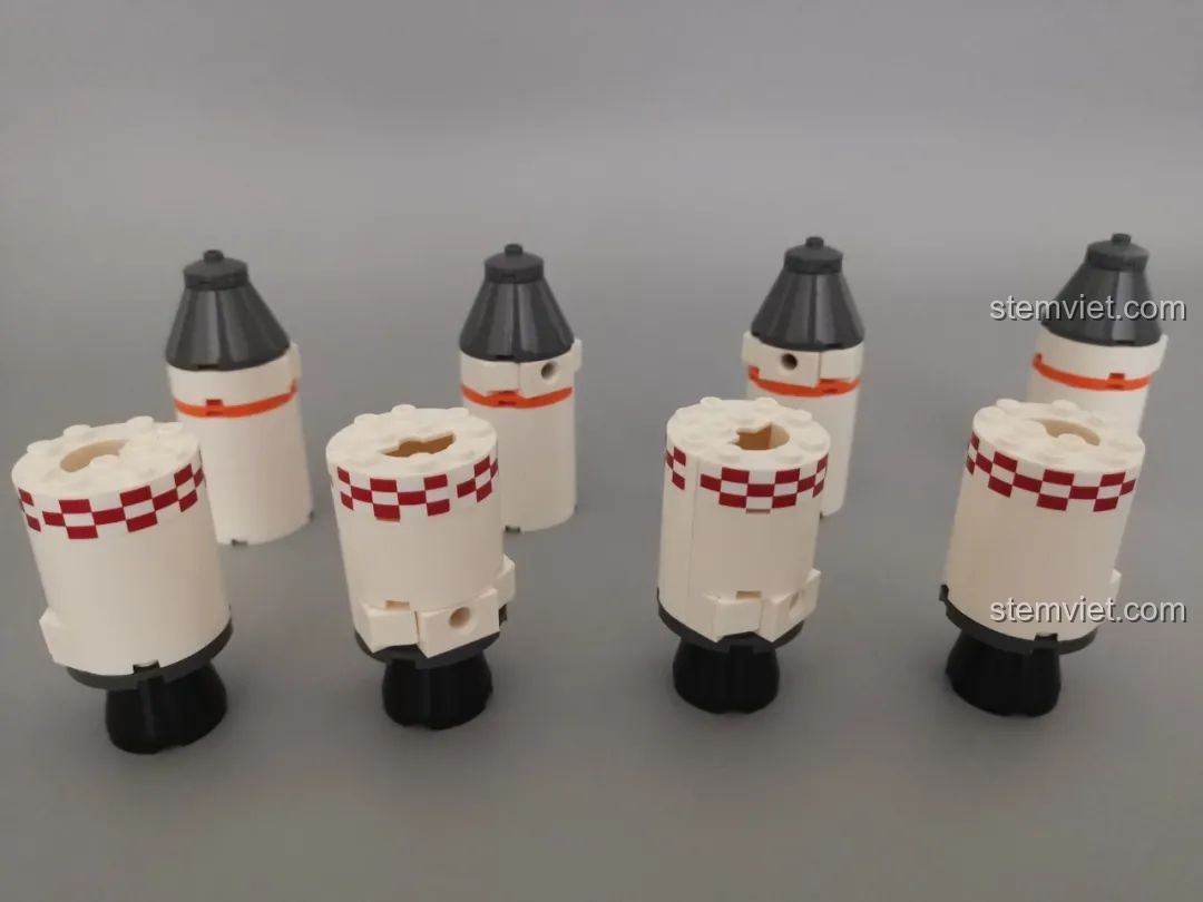 Bốn động cơ đẩy phụ của tên lửa Hercules trong bộ GUDI 10803 trước và sau khi lắp ráp hoàn chỉnh.