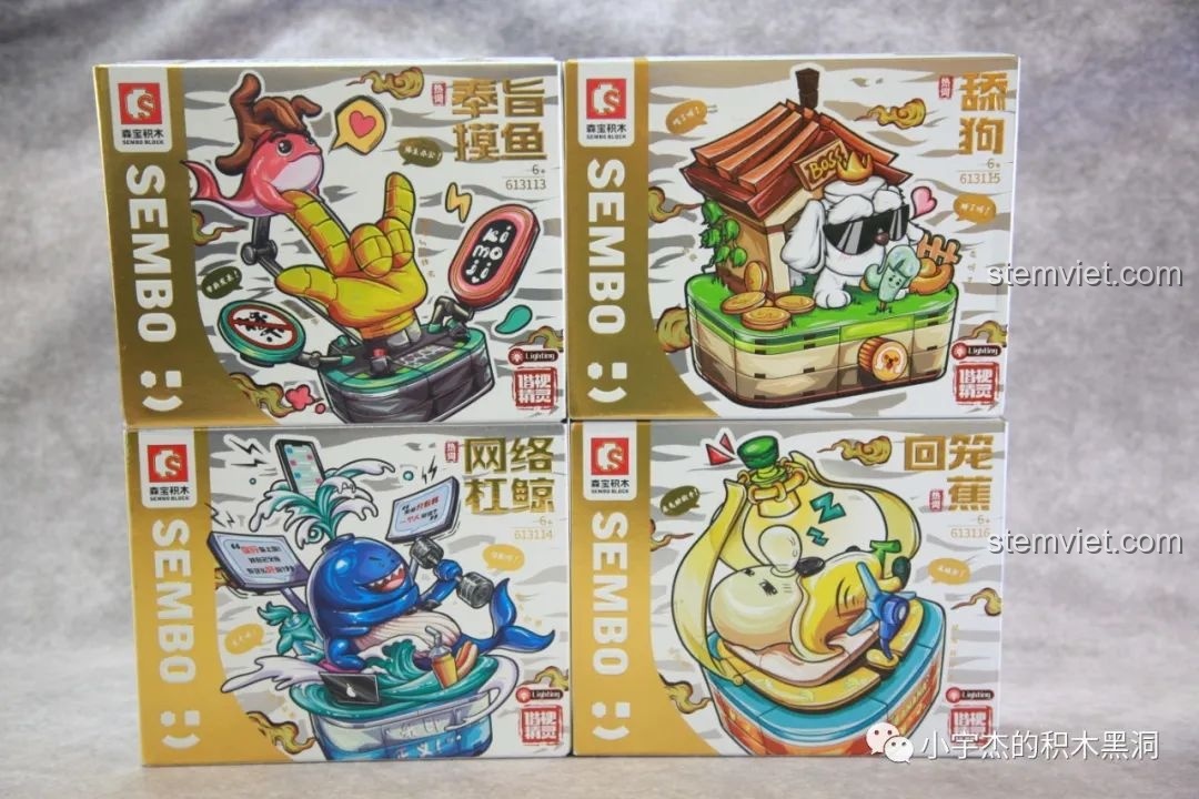 Bốn hộp đồ chơi lắp ráp trong bộ sưu tập SEMBO Tinh Linh Chơi Chữ, mỗi hộp một nhân vật meme độc đáo.