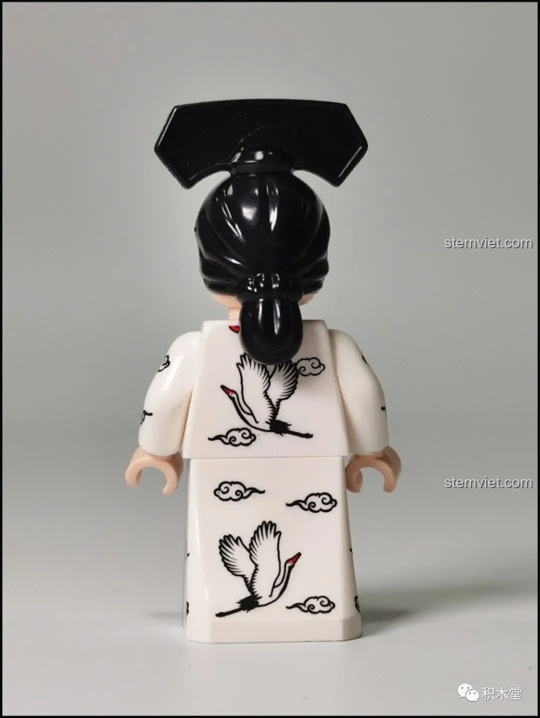 Bốn minifigure và bốn mô hình của bộ lắp ghép Wekki Vườn Thượng Uyển Bốn Mùa