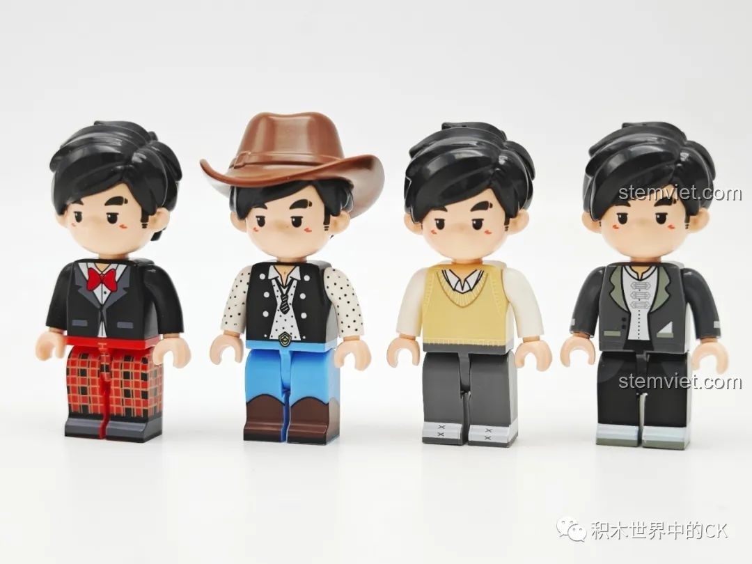 Cận cảnh 4 minifigure Châu Đồng Học trong bộ Keeppley DZ0157, mỗi nhân vật đại diện cho một MV nổi tiếng.