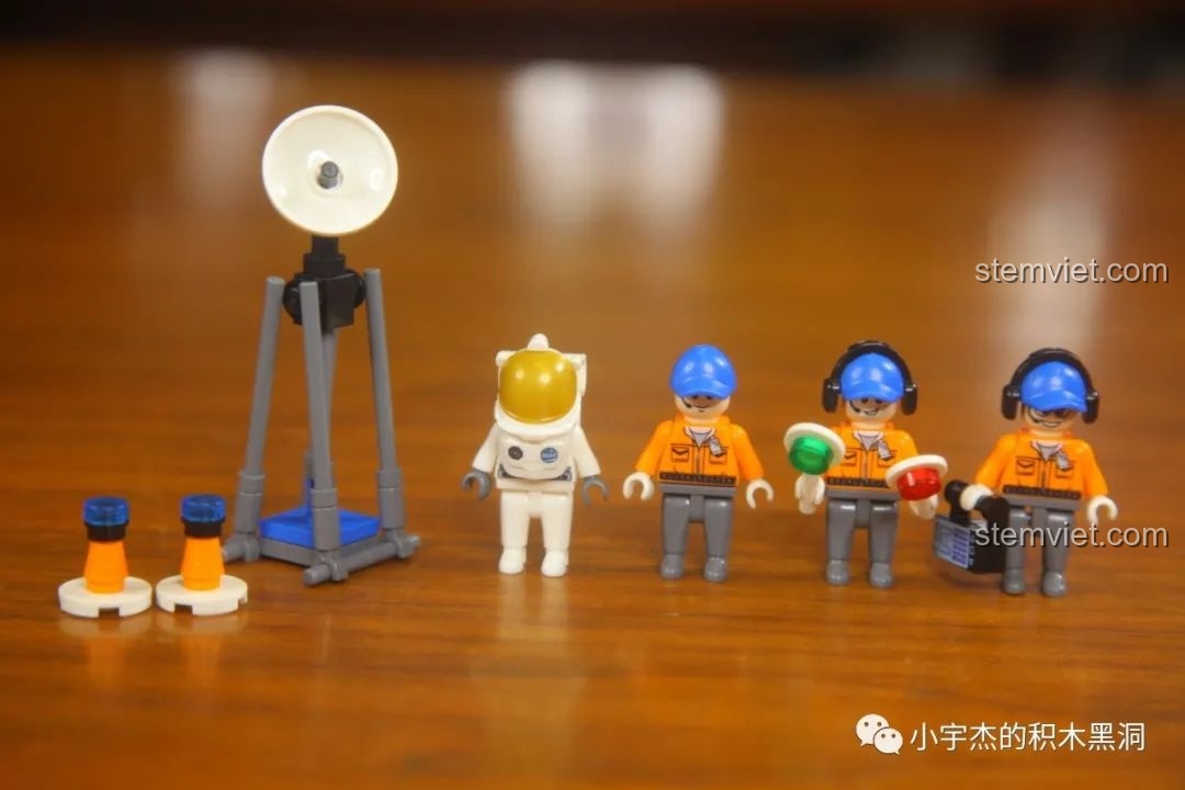 Bốn minifigures của bộ GUDI 10803: phi hành gia và ba kỹ thuật viên mặt đất cùng các phụ kiện.