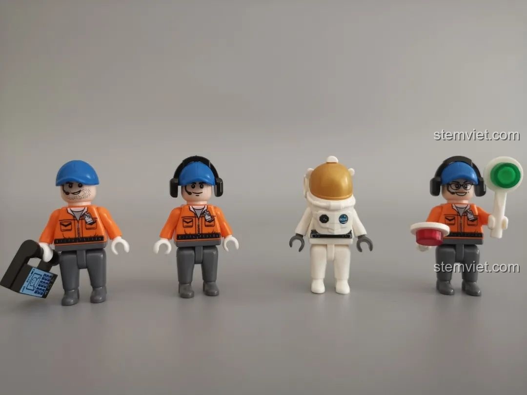 Bốn minifigures của bộ GUDI 10803 gồm phi hành gia và 3 kỹ thuật viên mặt đất, trải nghiệm GUDI 10803.