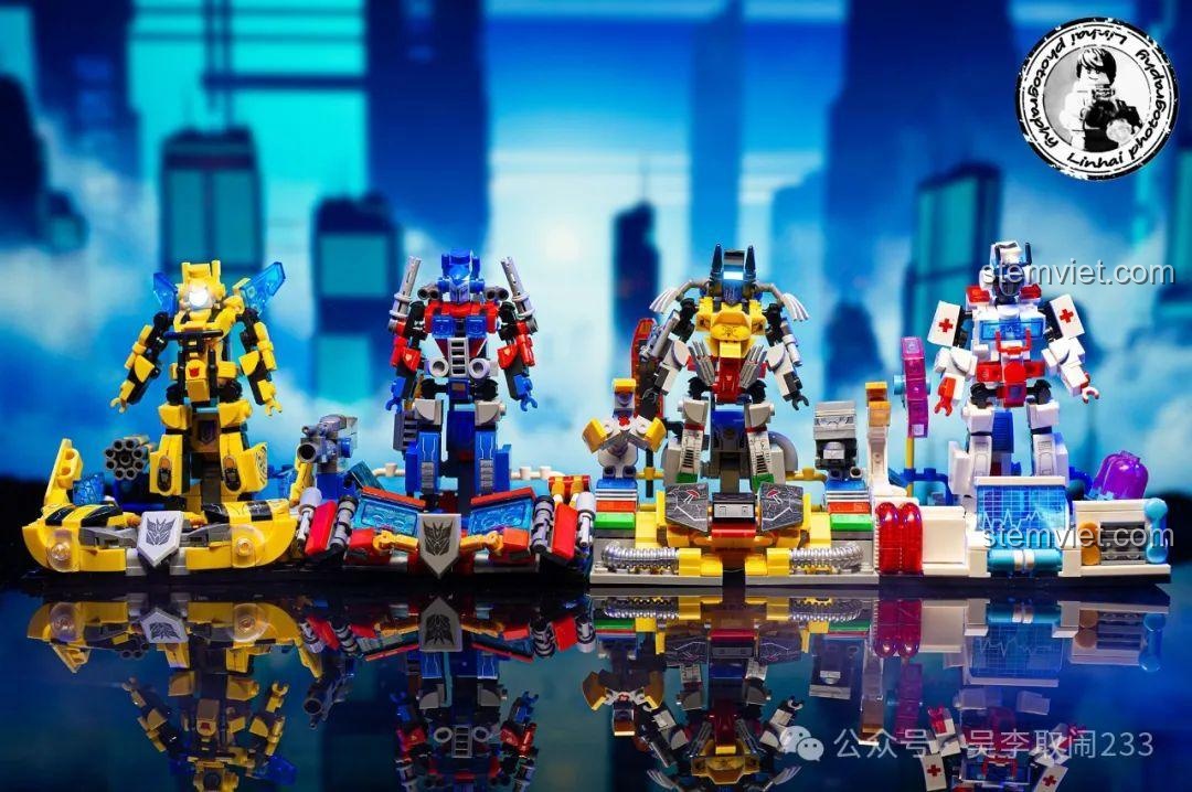 Bốn mô hình Robot Transformers và trạm chỉ huy với hiệu ứng phản chiếu trên nền thành phố.