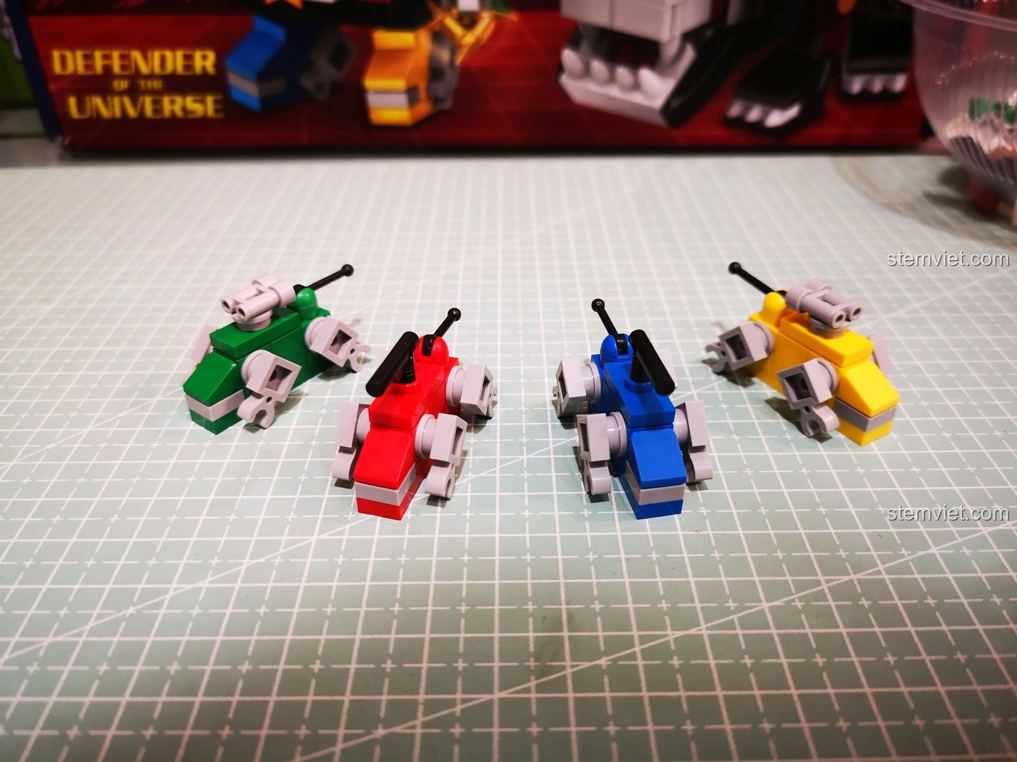 Bốn mô hình sư tử mini (Đỏ, Xanh lá, Xanh dương, Vàng) từ bộ Decool 8002 đã được lắp ráp hoàn chỉnh.