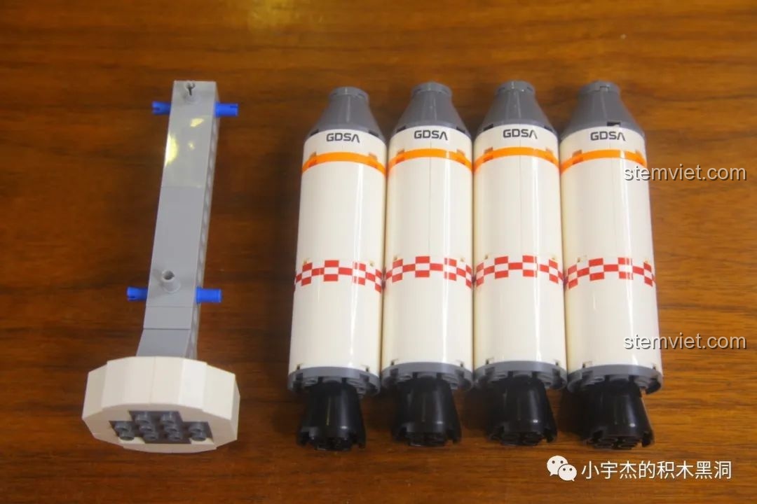 Bốn tên lửa đẩy phụ của bộ GUDI 10803 đã được lắp ráp hoàn chỉnh.