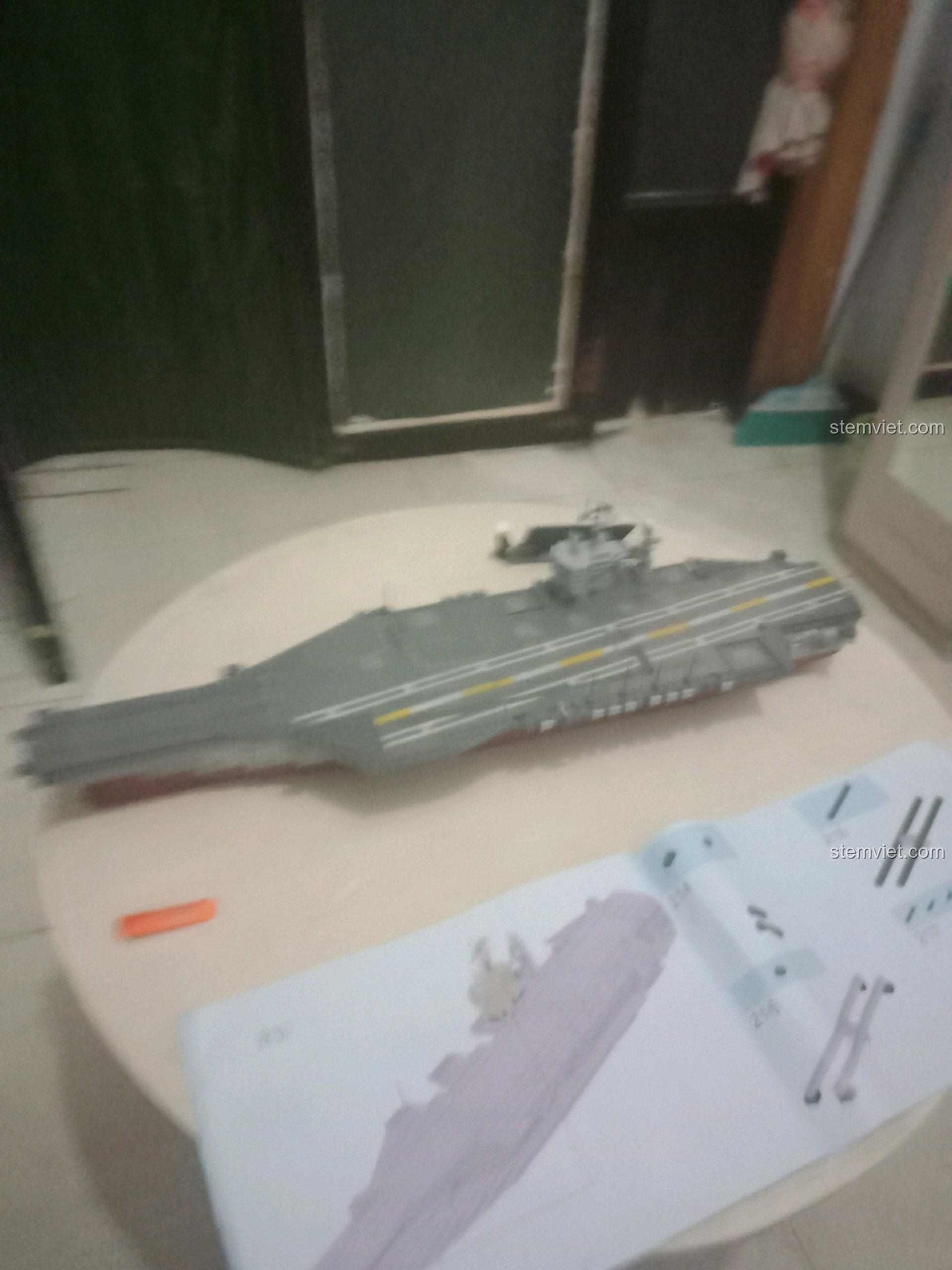 Boong tàu KAZI KY10002 sau khi được dán sticker trang trí đường băng cất hạ cánh.