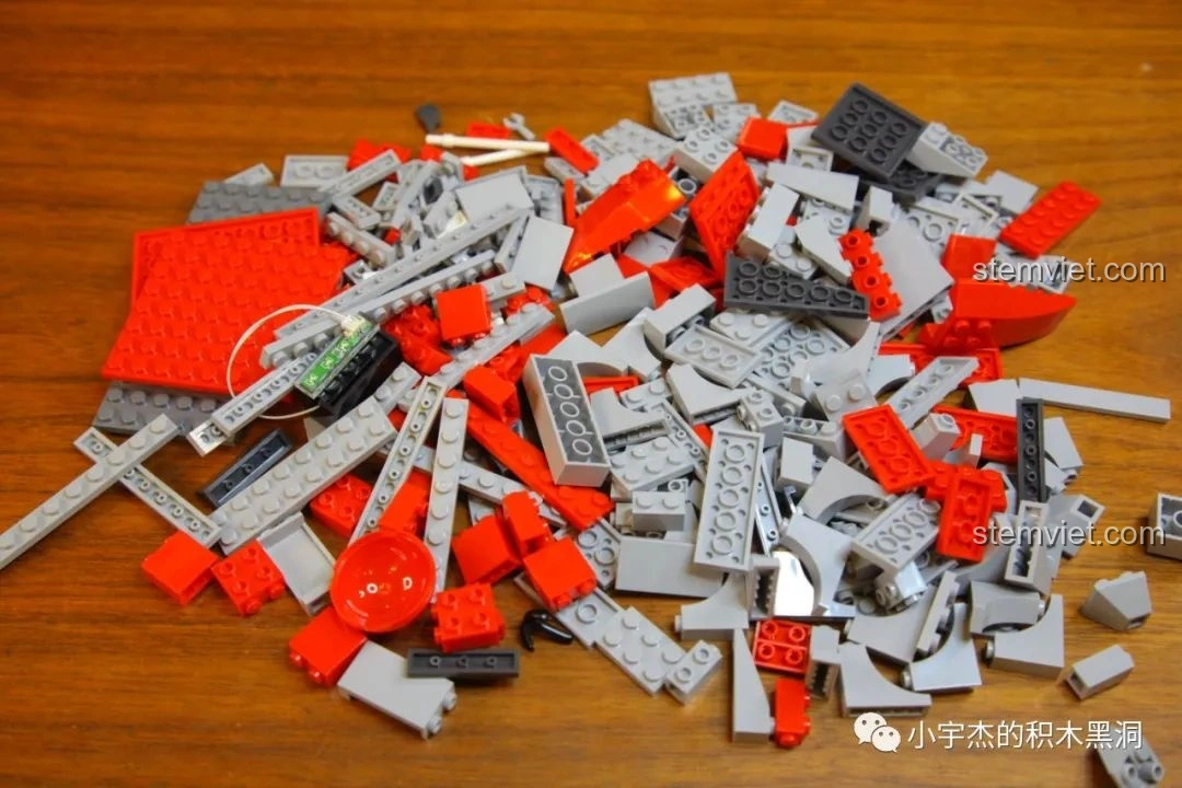 Boong tàu với đường băng trượt đặc trưng của bộ lắp ráp Mô Hình Tàu Sân Bay Sơn Đông SEMBO 202001.