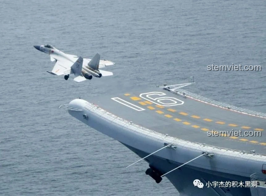 Boong tàu của bộ lắp ráp Hàng Không Mẫu Hạm Sơn Đông SEMBO 202001 đã hoàn chỉnh với đường kẻ và ký hiệu.