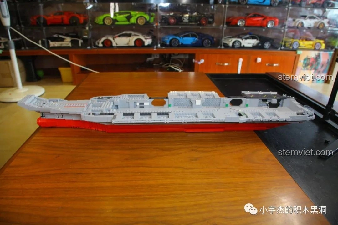 Boong tàu của bộ lắp ráp Mô Hình Tàu Sân Bay Sơn Đông SEMBO 202001 đã được lắp lên thân.