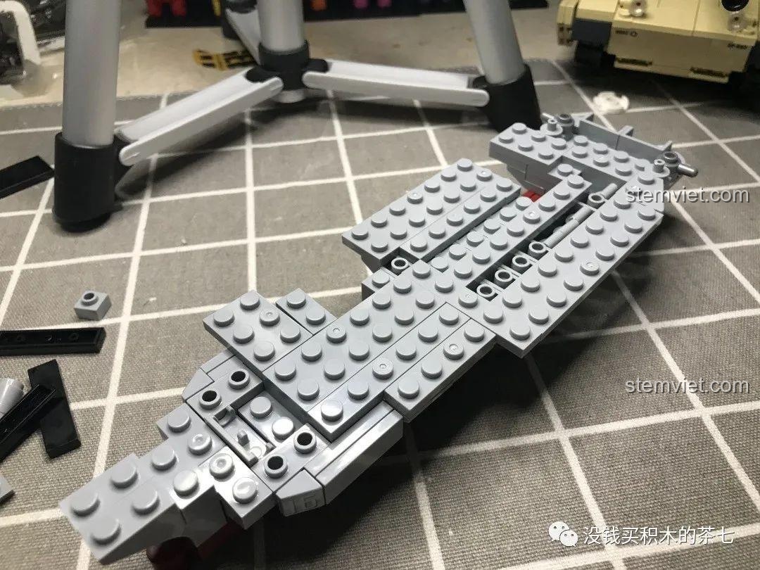 Góc nhìn khác của boong tàu sân bay Liêu Ninh đang lắp dở, cho thấy độ rộng và các chi tiết đường băng.