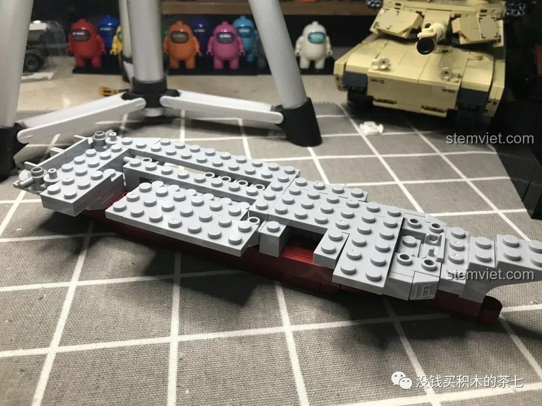 Boong tàu sân bay Liêu Ninh đã hoàn thiện với các sticker chuyển nhiệt được dán chính xác, sẵn sàng cho việc đặt máy bay.