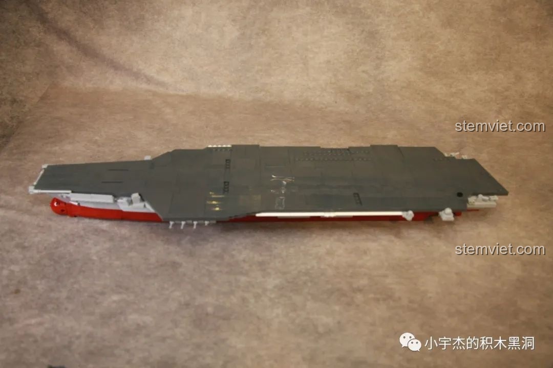 Mặt boong tàu sân bay Phúc Kiến Sluban M38-B1188 sau khi dán decal chuyển nhiệt, với các đường kẻ và ký hiệu đường băng.