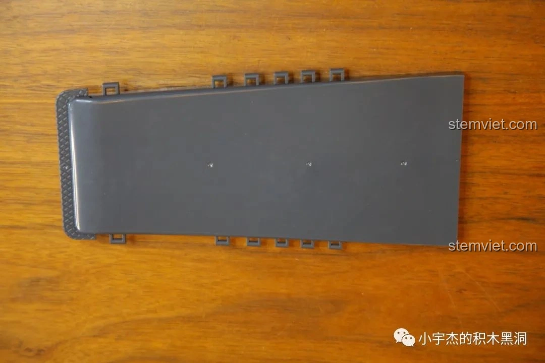 Hai mảnh boong tàu có thể tháo rời của bộ lắp ráp Mô Hình Tàu Sân Bay Sơn Đông SEMBO 202001.