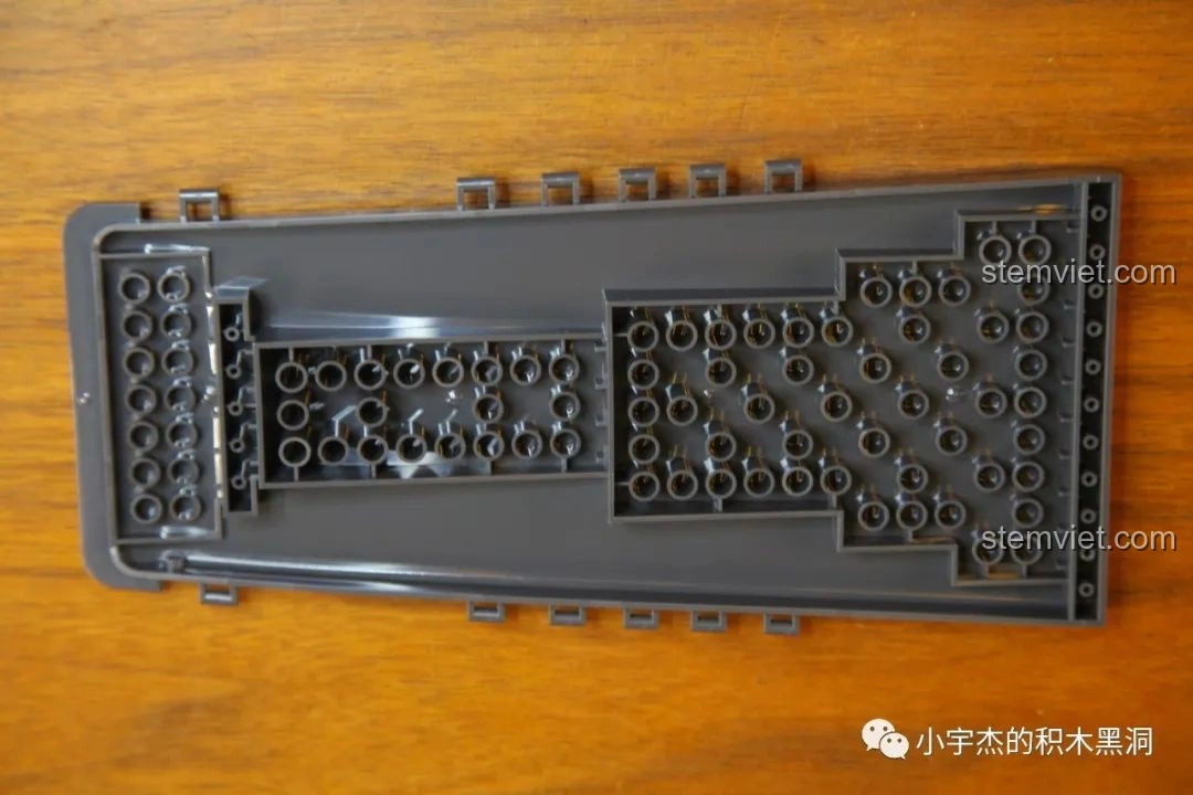 Toàn bộ boong tàu của bộ lắp ráp Hàng Không Mẫu Hạm Sơn Đông SEMBO 202001 nhìn từ trên xuống.