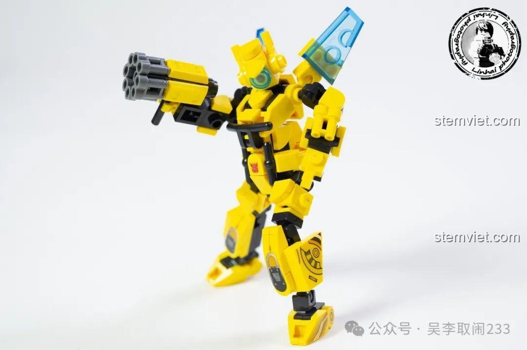 Robot Bumblebee cầm khẩu súng gatling, tạo dáng sẵn sàng chiến đấu.