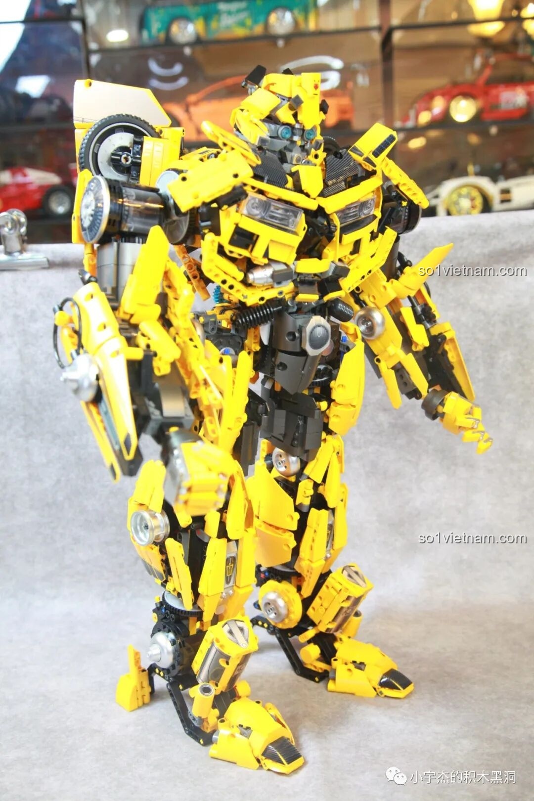 Một góc nhìn khác so sánh kích thước giữa Bumblebee và hai mô hình Hulkbuster, khẳng định sự to lớn của mô hình K-BOX.