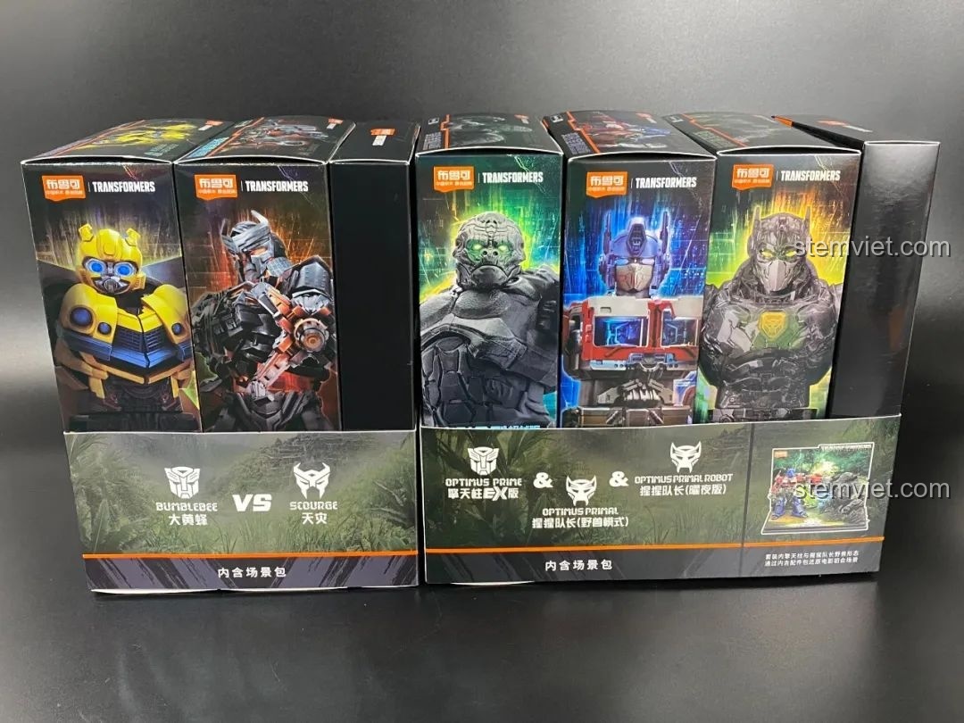 Mô hình Bumblebee và Scourge BLOKEES từ góc thấp, tạo cảm giác hùng vĩ và kịch tính cho trận chiến.