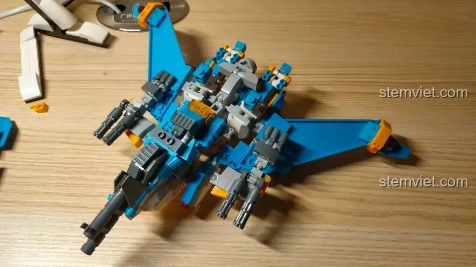 Phần bụng của mô hình chiến cơ phản lực WOMA C0407, cho thấy các chi tiết ẩn và cơ chế biến hình thông minh.