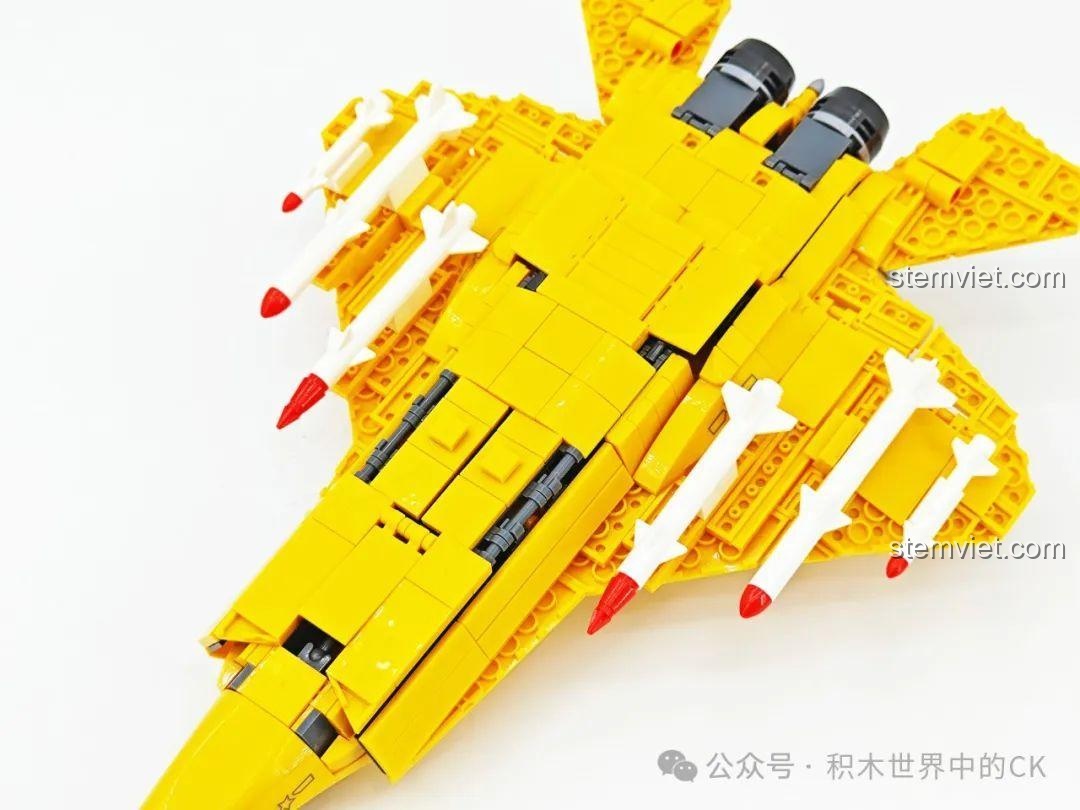 Phần bụng của mô hình máy bay chiến đấu J-35 SEMBO 202254 khi đã thu gọn bánh đáp.