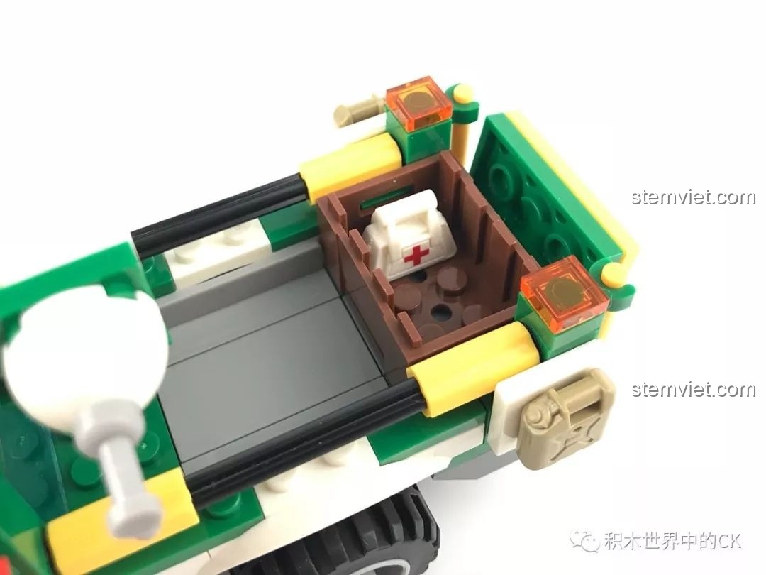 Bửng sau của xe cứu hộ SEMBO 9552 có thể hạ xuống, tạo thành một cái dốc để vận chuyển các vật dụng hoặc mô tô.