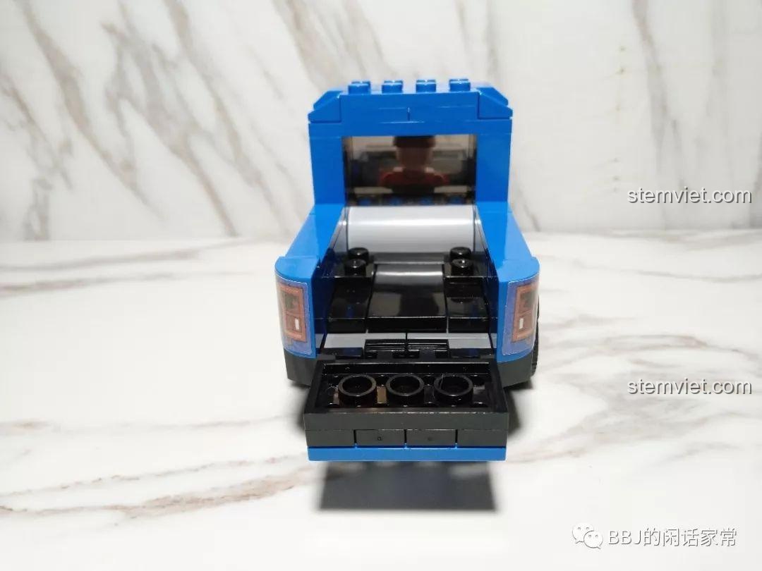 Mô hình SEMBO 607024 với phần bửng sau được hạ xuống, để lộ không gian thùng xe rộng rãi.