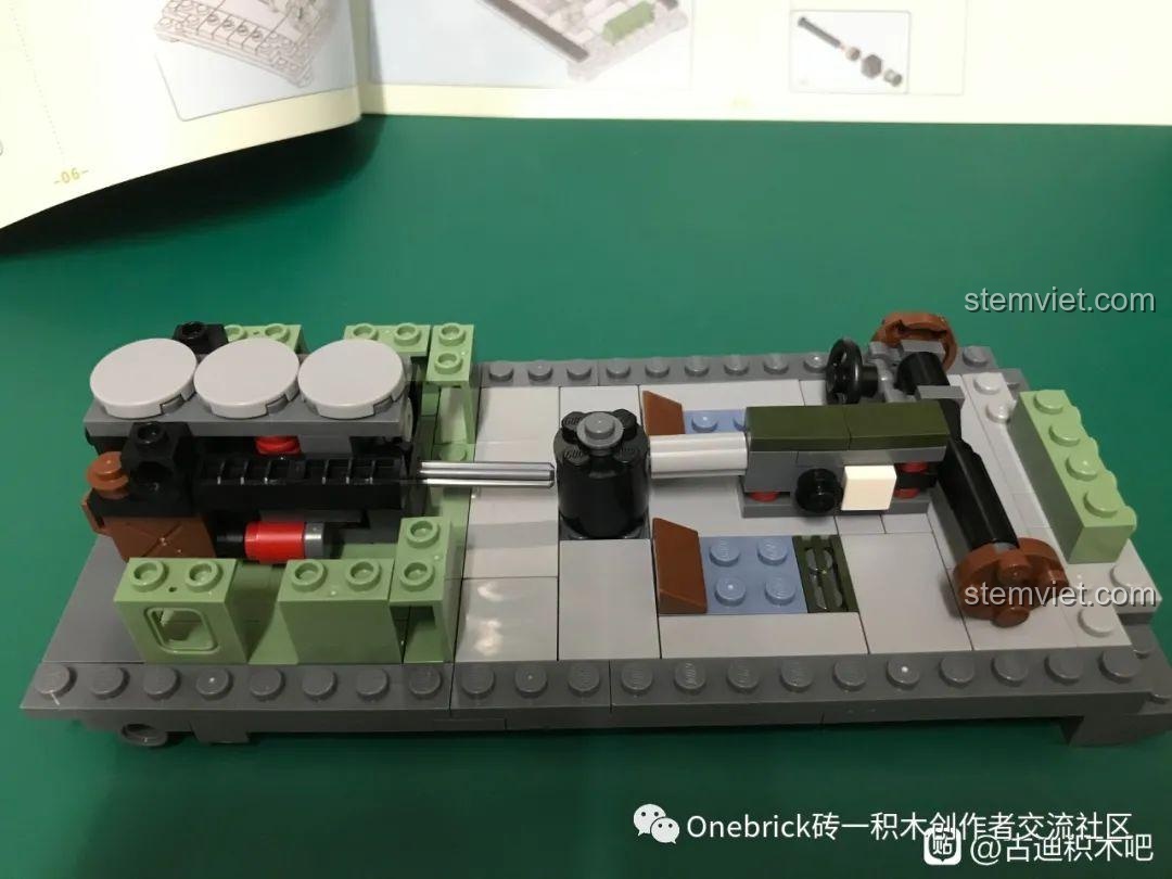 Hoàn thành bước 1 của bộ lắp ráp GUDI 6104: khung gầm với khoang lái và động cơ chi tiết.