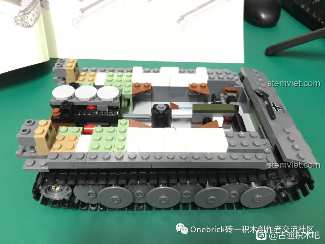 Hoàn thành bước 4 của bộ lắp ráp GUDI 6104: lắp đặt giáp trước, xẻng và các hộp chứa đạn.