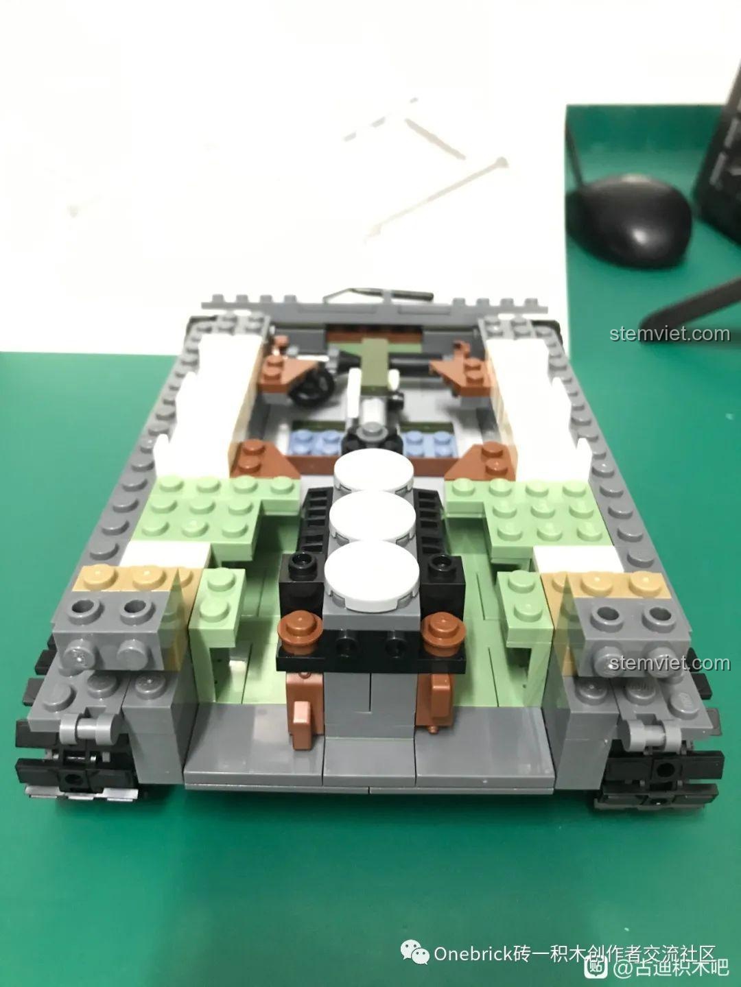 Hoàn thành bước 5 của bộ lắp ráp GUDI 6104: lắp đặt các tấm giáp dày hai bên hông xe.