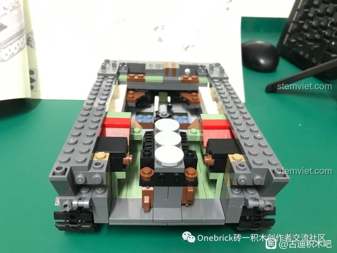 Hoàn thành bước 6 của bộ lắp ráp GUDI 6104: lắp đặt nóc xe, súng máy, đèn pha và các chi tiết khác.