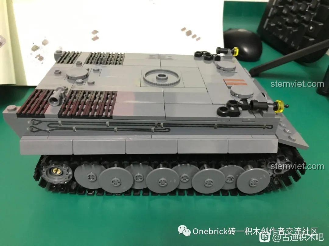 Hoàn thành bước 7 của bộ lắp ráp GUDI 6104: lắp đặt các chi tiết ở đuôi xe như thùng nhiên liệu.