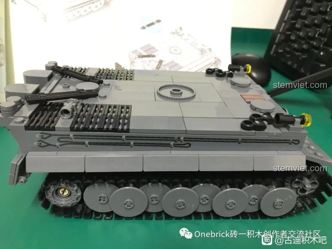 Hoàn thành bước 8 của bộ lắp ráp GUDI 6104: lắp đặt tháp pháo lên thân xe, hoàn thiện mô hình.