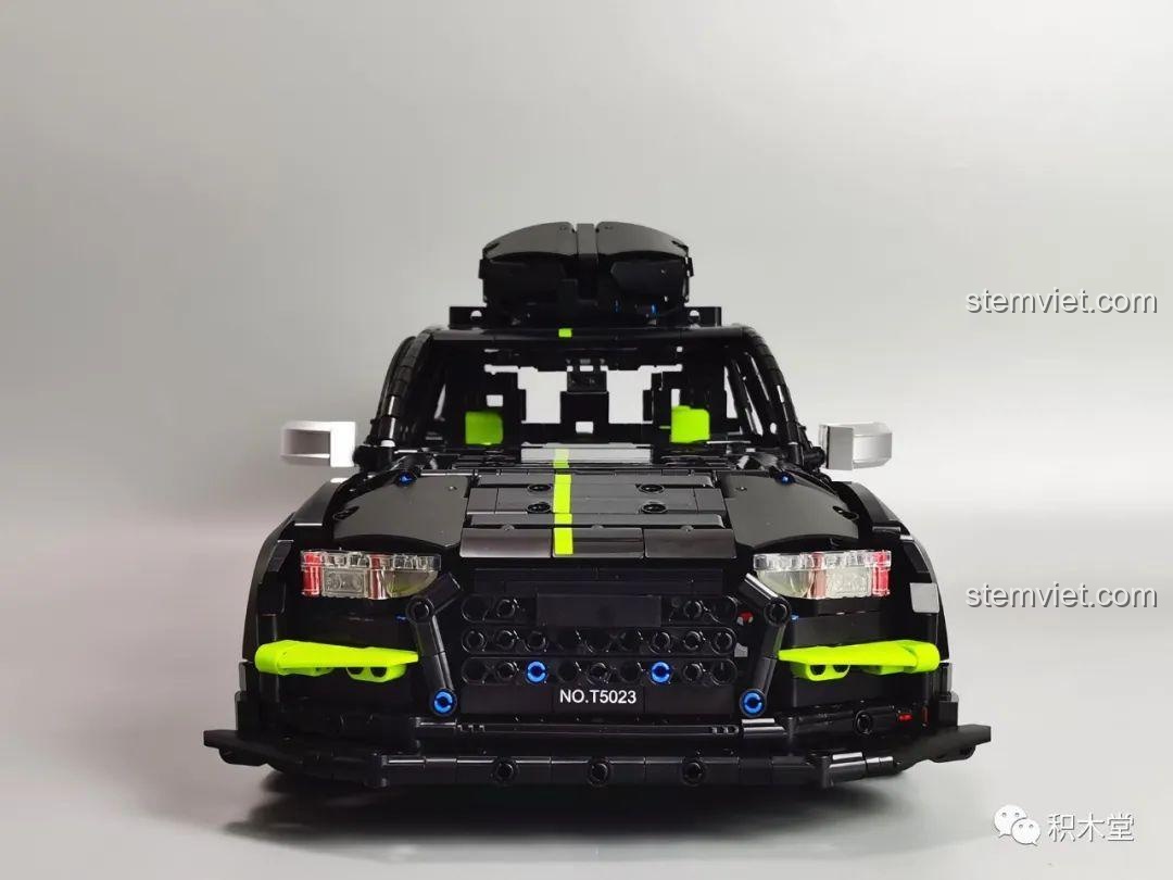 Bước cuối cùng: lắp bánh xe cho mô hình TGL T5023. Sản phẩm đã sẵn sàng để trưng bày.