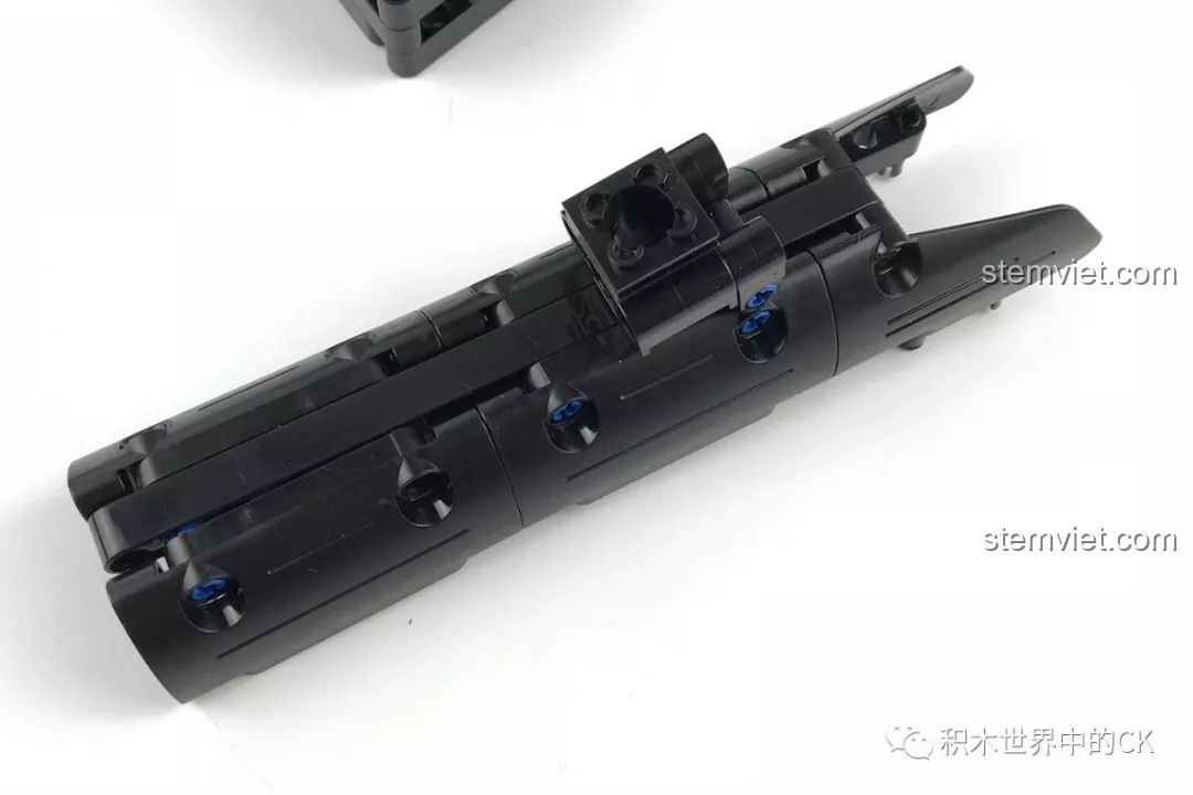 Bước lắp ráp khó khăn nhất trong bộ CaDA C81006, cần dùng dụng cụ hỗ trợ.