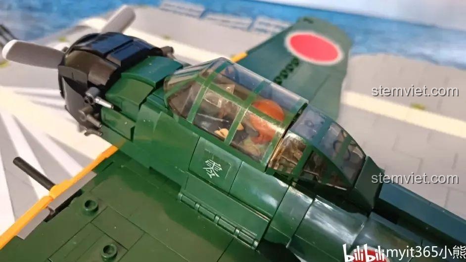 Cận cảnh buồng lái của mô hình Sluban M38-B1108 Máy bay Zero của Nhật với minifigure phi công bên trong.