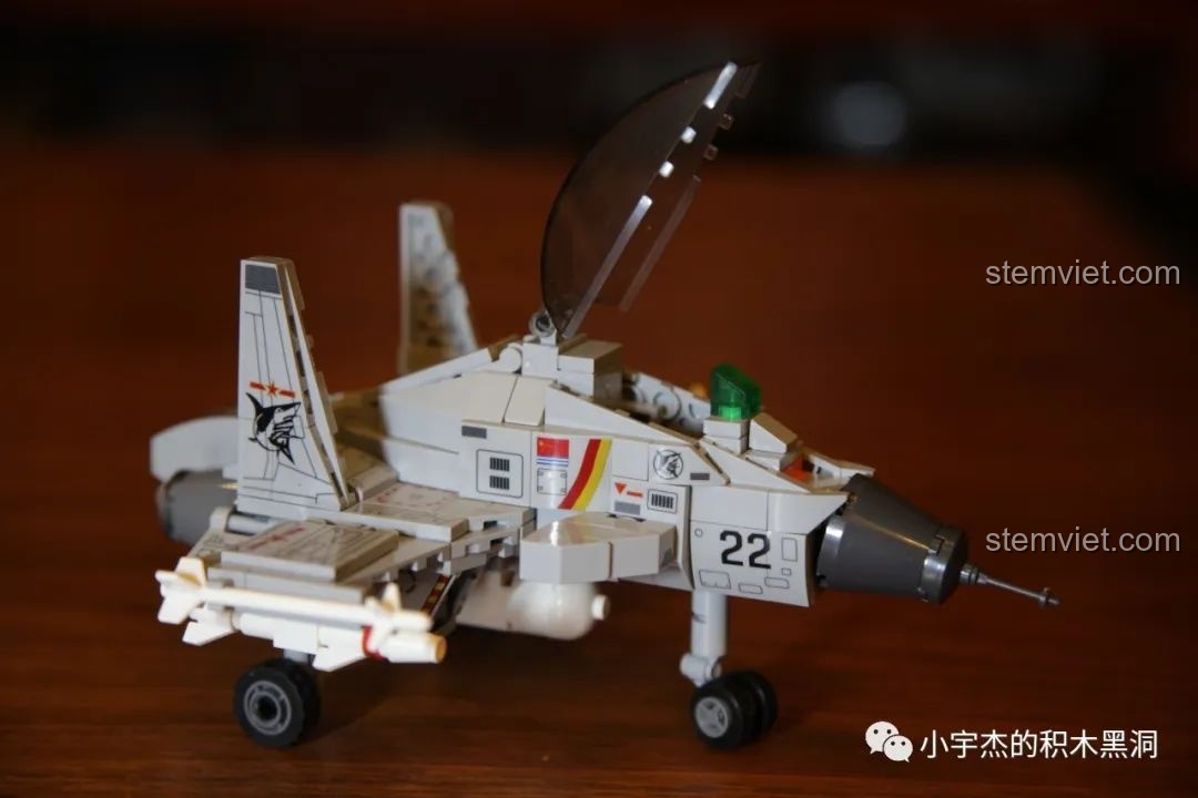 Buồng lái của mô hình J-15 Chibi có thể mở ra, để lộ không gian bên trong cho minifigure phi công.