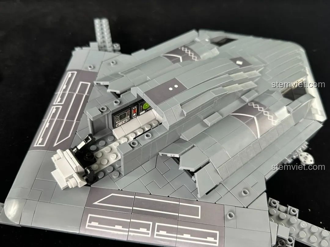 Buồng lái đã hoàn thiện với đầy đủ bảng điều khiển của mô hình Sát thủ tàng hình H-20 Panlos Brick.