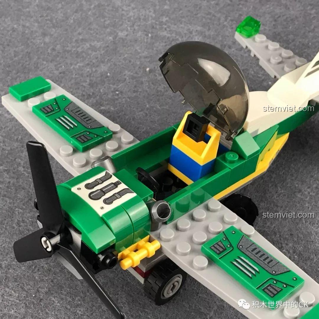 Buồng lái của máy bay SEMBO 603013 đang mở, để lộ ghế ngồi và bảng điều khiển bên trong.