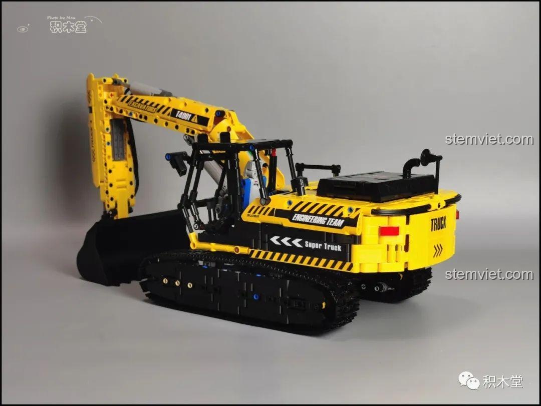 Cận cảnh buồng lái của máy xúc Taigaole T4001, với ghế ngồi và cần điều khiển chi tiết.