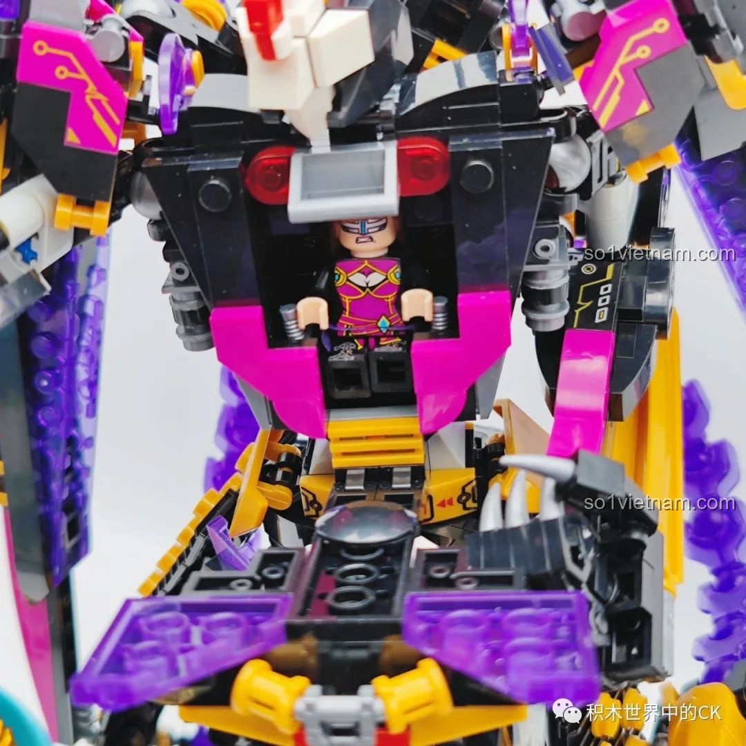 Buồng lái của Kỵ Sĩ Tai Ương mở ra, sẵn sàng đón minifigure Takahashi Yumiko vào bên trong, tạo cảm giác như robot chiến đấu thực thụ.