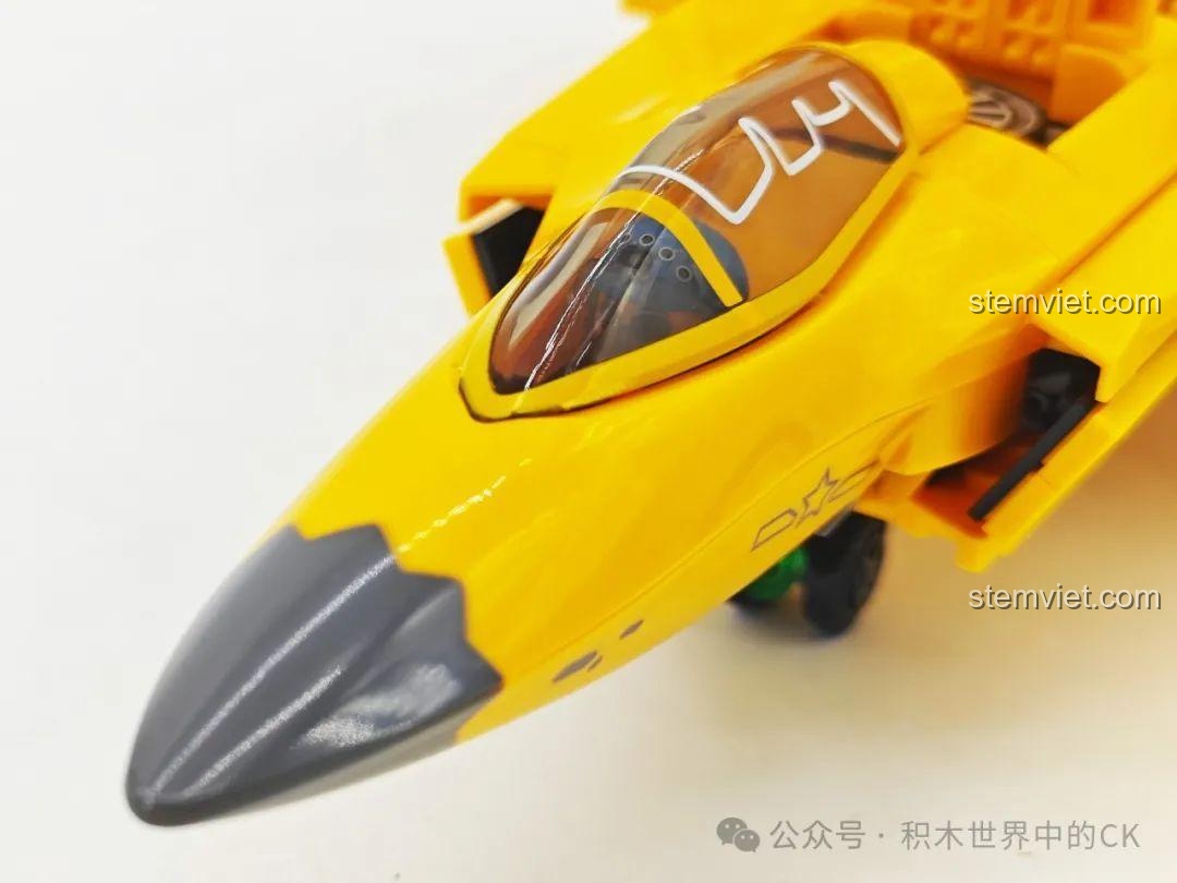 Cận cảnh chi tiết phần mũi và buồng lái của mô hình máy bay chiến đấu J-35 SEMBO 202254.