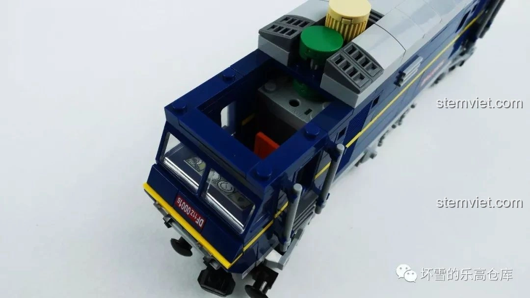 Hình ảnh đầu máy KAZI KY98220 Tàu Hỏa Đông Phong 11Z với phần mái buồng lái được tháo rời, lộ ra các nút điều khiển và động cơ bên trong.