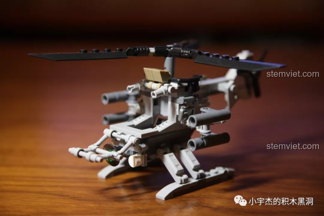 Góc nhìn cận cảnh phía trước của trực thăng Panlos 631004A, tập trung vào buồng lái và vũ khí.