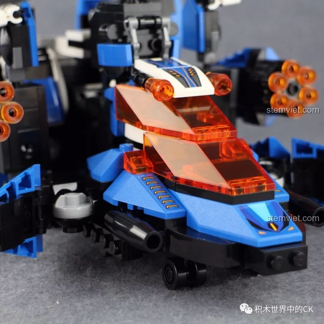 Cận cảnh chi tiết buồng lái của trực thăng Blade Warrior QMAN 3302, với kính chắn gió màu cam trong suốt.