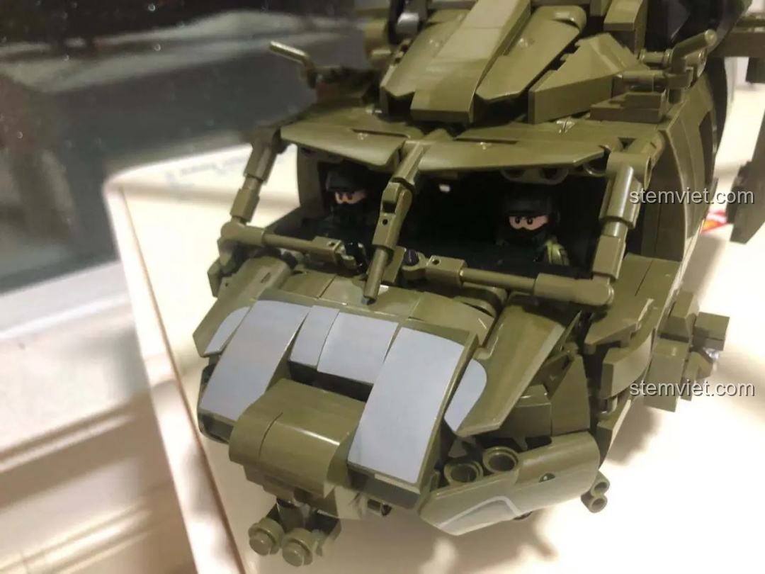 Hai minifigure phi công được đặt vào trong buồng lái của mô hình Trực thăng Z-20 SEMBO 705992.