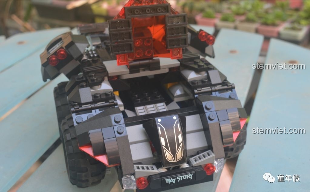 Buồng lái của xe Batmobile Mould King 13020 có thể mở lên, để lộ không gian cho người lái.